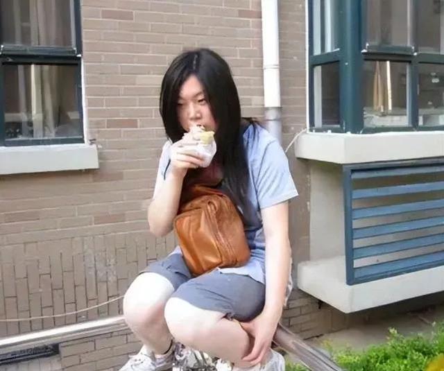 “西单女孩”：14岁辍学卖唱，20岁爆红上春晚，现人生状况怎样？