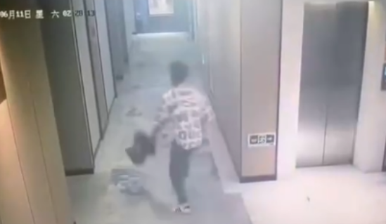 23岁小伙深夜酒店内尾随美女,福建警方:涉嫌猥亵罪,侦办中