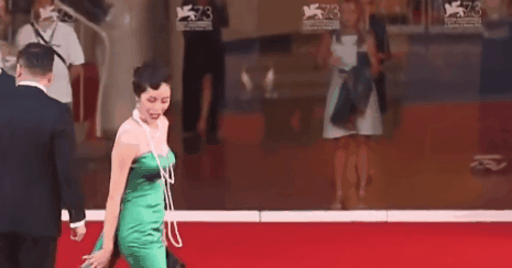 肩带崩断、裙下走光,这些女明星走红毯的社死瞬间,画面太尴尬了