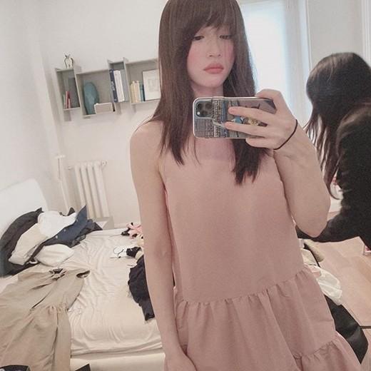 韩国女艺人HANI社交网站发展秀出众美貌