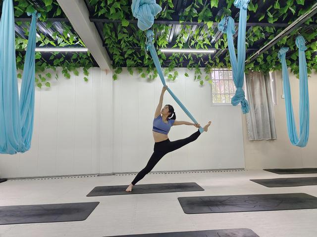 瑜伽馆里的美女们：大学生美女为一字马办季卡