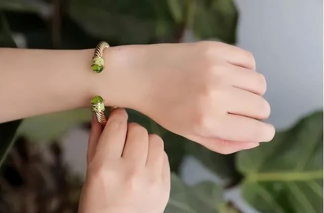 凯特、戴妃同款手镯，英国王室都爱的瓷器，情人节送礼大气有格调