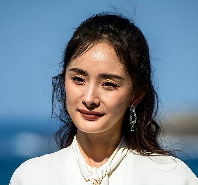 完美女神是假的，胯宽腿粗，溜肩没腰，生图揭露人间真实