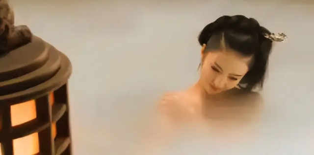 “美人出浴”别尬演，有人一眼万年，有人我想把她按回水里