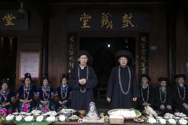 世界上最牛的敬酒方式，苗族美女排成长队给小伙敬酒