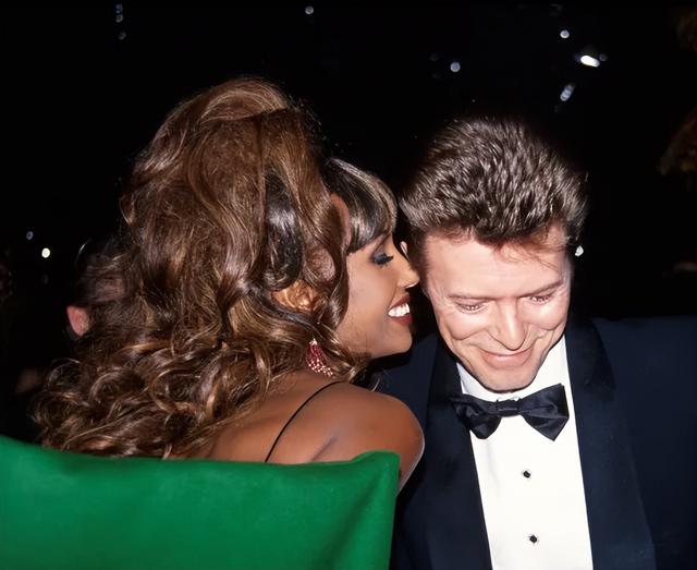 令人惊艳的黑珍珠：伊曼和丈夫甜蜜恩爱24年，哈莉·贝瑞离过3次婚