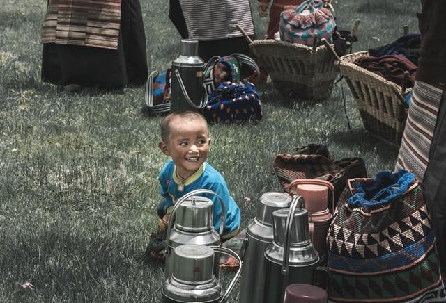 藏族人民的幸福周末生活，他们在草原上野餐跳舞打牌喝酒