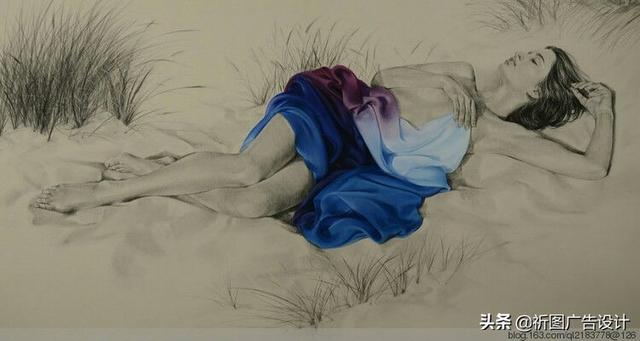 她的木炭粉彩画堪称一绝，性感素描将人体线条展现的性感迷人