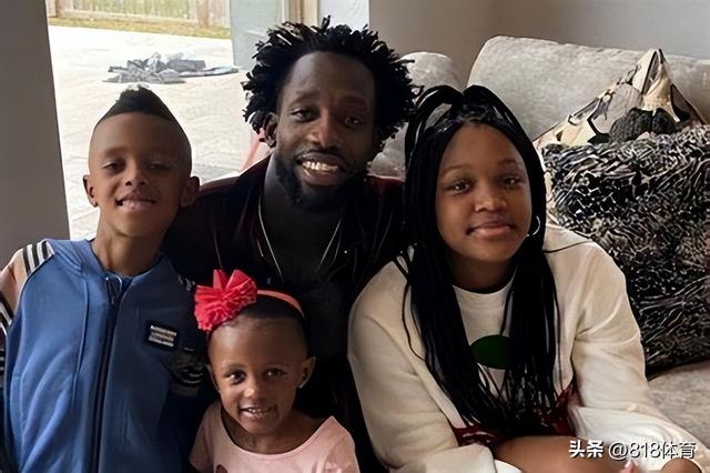 美女和野兽！贝弗利和漂亮白人女友LA豪宅逗狗玩，穿湖人拖鞋表忠心