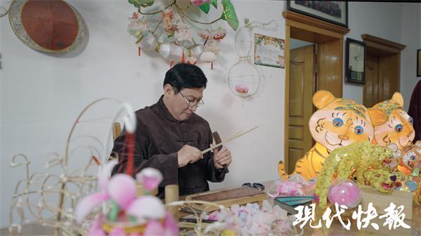 00后外国美女，寻访秦淮灯彩“魔术师”