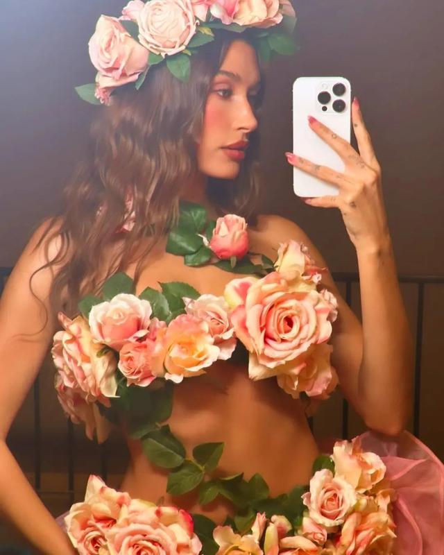 海莉花仙子造型曝光，穿抹胸和短裙大秀身材，马甲线腹肌太抢镜