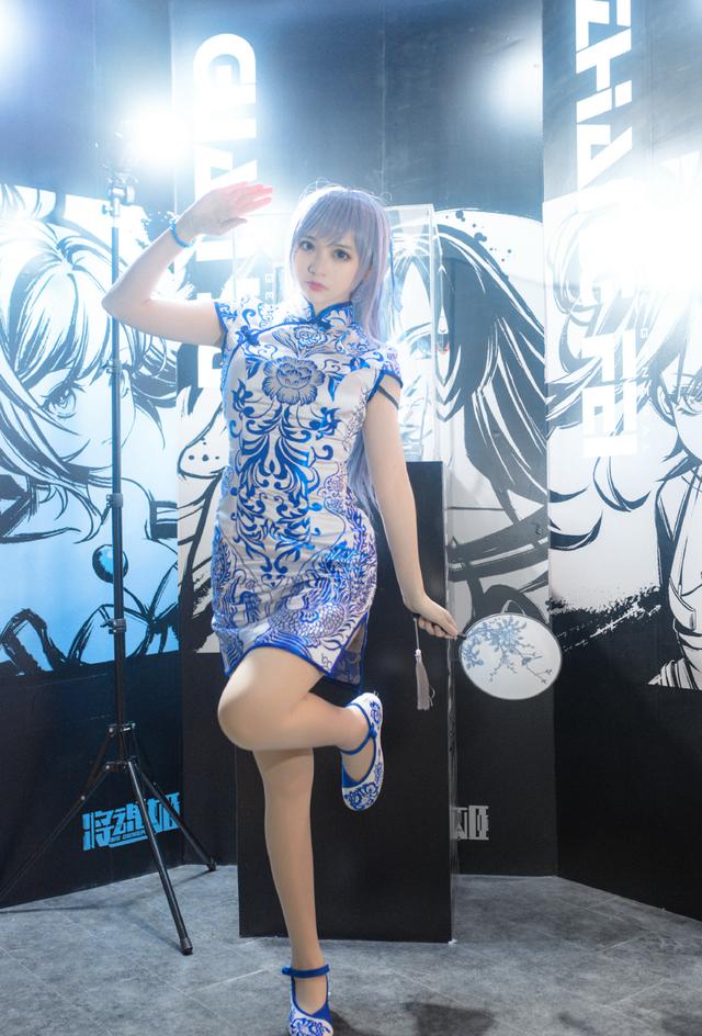 极品高颜值美女高清唯美写真，身穿蓝白色旗袍，你有被惊艳到吗