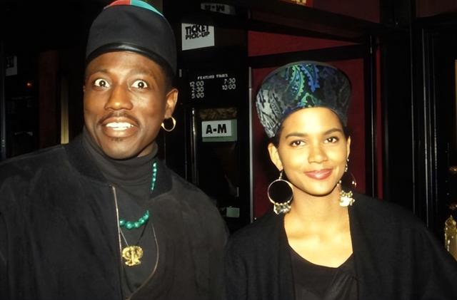 令人惊艳的黑珍珠：伊曼和丈夫甜蜜恩爱24年，哈莉·贝瑞离过3次婚