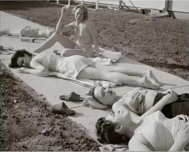 1952年,4个美国少妇正在晒日光浴,当时已经如此开放了