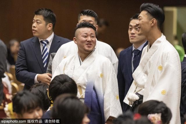 笑靥如花！日本明治神宫举行成人礼 年轻女孩身穿和服拍照