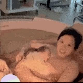 台湾知名女星曝光自己水中分娩全过程，张柏芝港媒传疑似再度怀孕