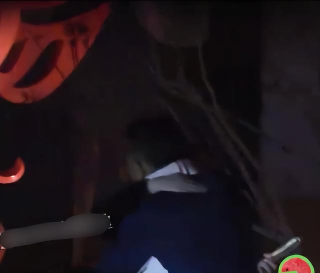 王宝强与美女聚餐，身材暴瘦被人搀扶疑醉酒，紧抱男人窃语引热议