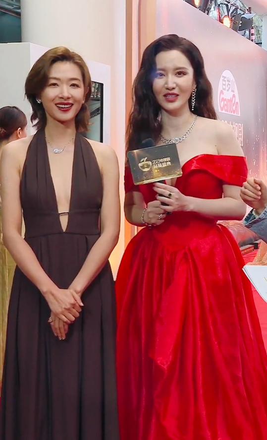 女星红毯来袭！李小冉美丽冻人，张萌半露酥胸，万茜深V开到肚脐