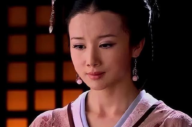 肩带崩断、裙下走光，7位女星走红毯的社死瞬间，画面太尴尬了