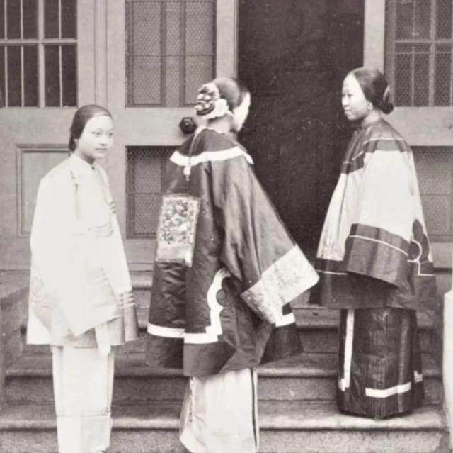 成都姑娘穿清宫服打麻将火了！她们美得让人对清朝服装刮目相看