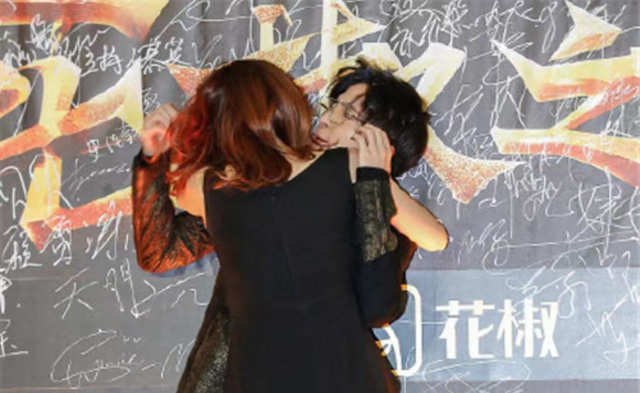 肩带崩断、裙下走光,这些女明星走红毯的社死瞬间,画面太尴尬了