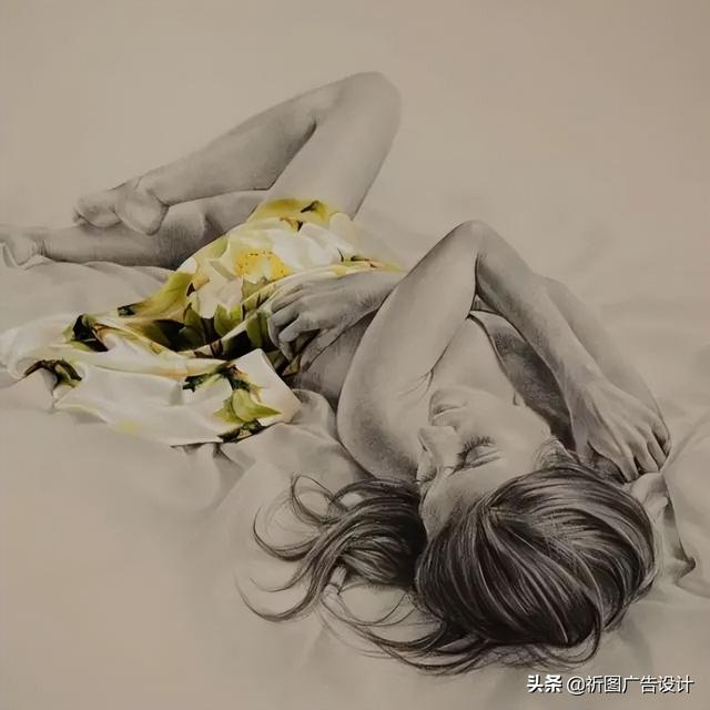 她的木炭粉彩画堪称一绝，性感素描将人体线条展现的性感迷人