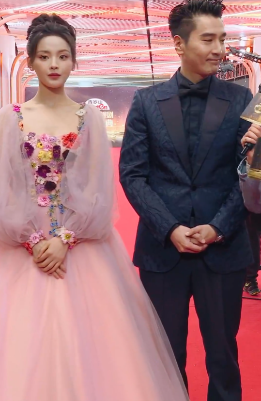 女星红毯来袭！李小冉美丽冻人，张萌半露酥胸，万茜深V开到肚脐