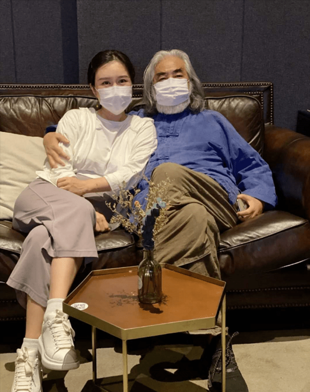 71岁张纪中意外曝出娇妻哺乳照！夫妇差31岁，娇妻为他再添两胎