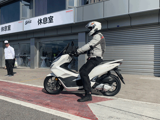 本田最新发布的PCX值不值2.699万元？咱们细节见真章