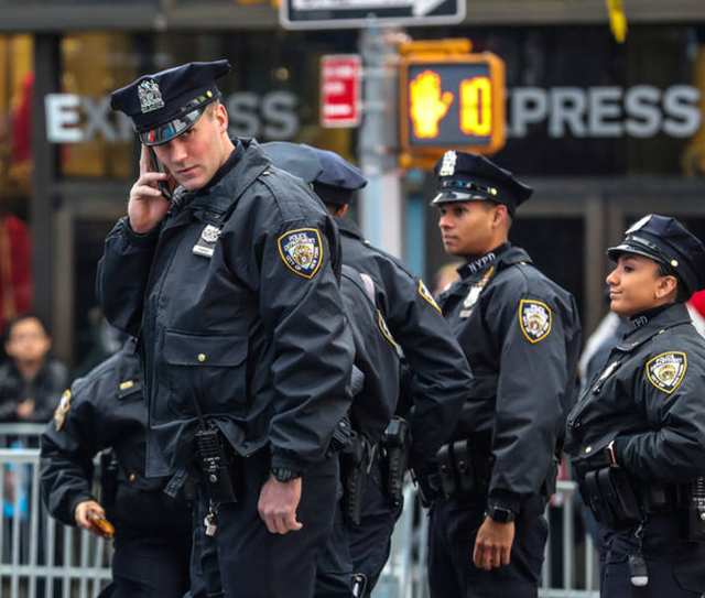98年美国女子在家赤裸身亡，留下180处伤口，一张照片成破案关键