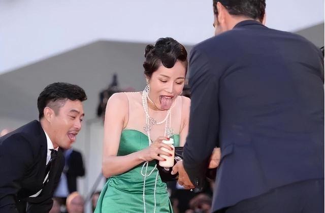 肩带崩断、裙下走光,这些女明星走红毯的社死瞬间,画面太尴尬了