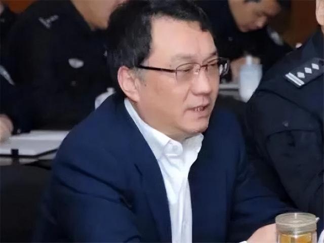 “耳光局长”程瀚,强行霸占多名女警做情妇,当众扇掉副局长牙齿