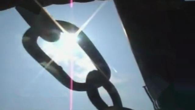 年幼女孩被绑八年，每天家里传出哭声，父母：“我们也不想的。”