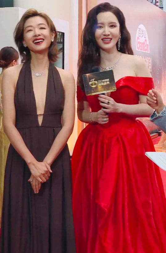 女星红毯来袭！李小冉美丽冻人，张萌半露酥胸，万茜深V开到肚脐