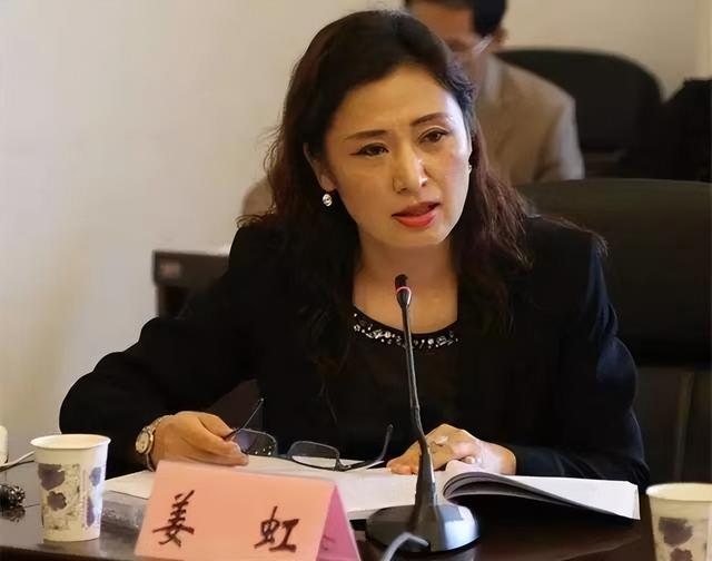 她被誉为最美女校长，39岁成教授，49岁当大学校长，54岁知性美丽