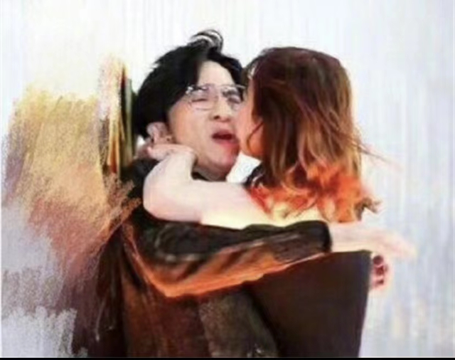 肩带崩断、裙下走光,这些女明星走红毯的社死瞬间,画面太尴尬了