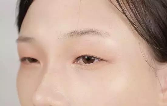 新手化妆教程视频淡妆，化妆师教你瞬间变脸