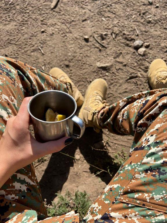 亚美尼亚女兵，能与以色列女兵媲美，7名女星参与训练，坦言太苦