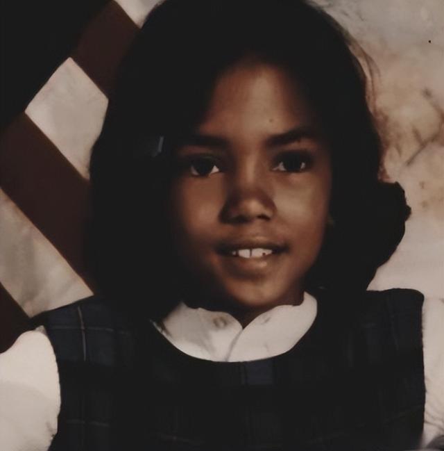 令人惊艳的黑珍珠：伊曼和丈夫甜蜜恩爱24年，哈莉·贝瑞离过3次婚