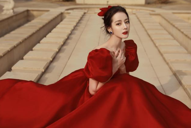 看了迪丽热巴捂胸口，终于知道女明星们有多害怕走光了！