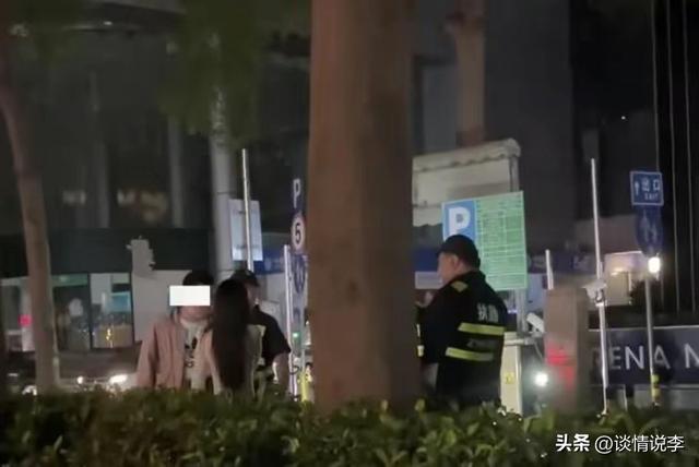 女子订婚第三天凌晨在酒吧门口和男子搂抱亲吻，未婚夫崩溃质问