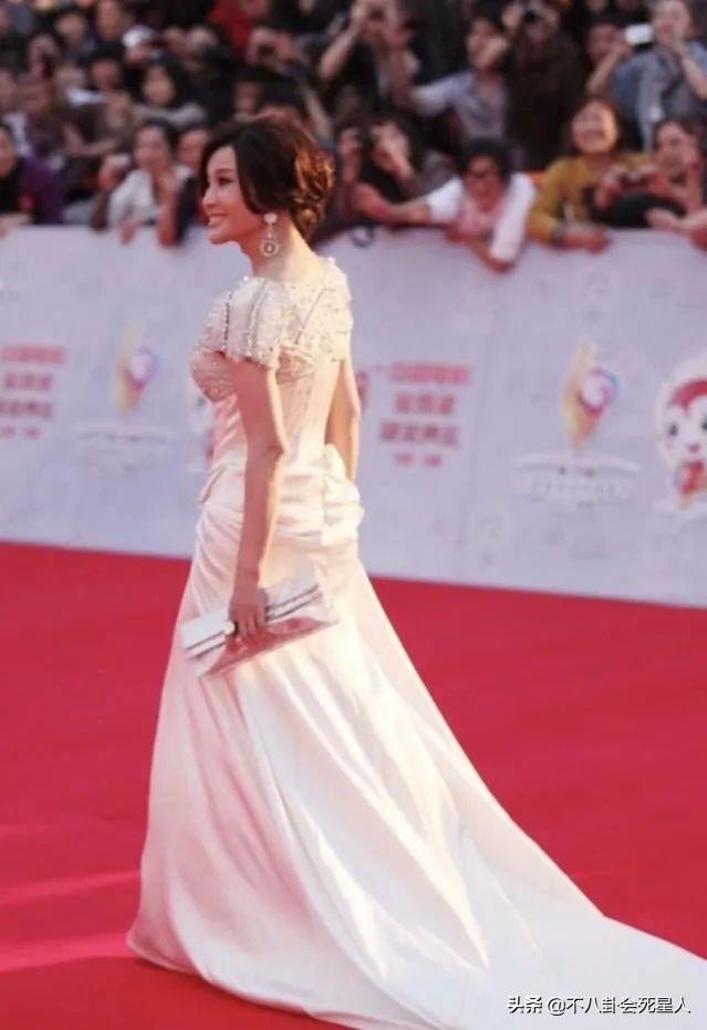 这7位女星一个比一个爱秀身材，露腰泳衣，透视装，紧身衣