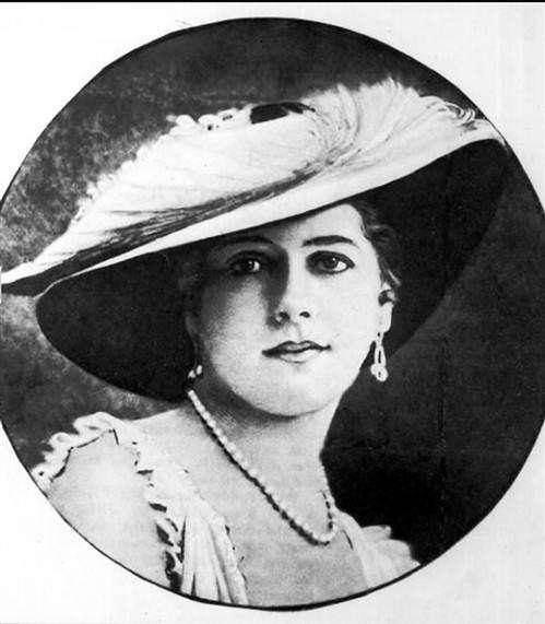 为谋生计成为脱衣舞娘,惊艳巴黎全城,最美女间谍瑰丽传奇一生