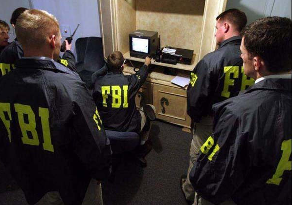 98年美国女子在家赤裸身亡，留下180处伤口，一张照片成破案关键