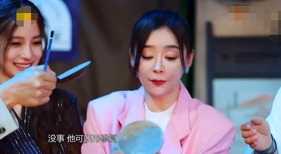 袁姗姗深夜醉酒糗态百出，走路不稳靠异性搀扶，不顾形象路边狂吐