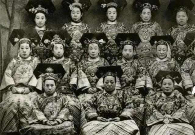 成都姑娘穿清宫服打麻将火了！她们美得让人对清朝服装刮目相看