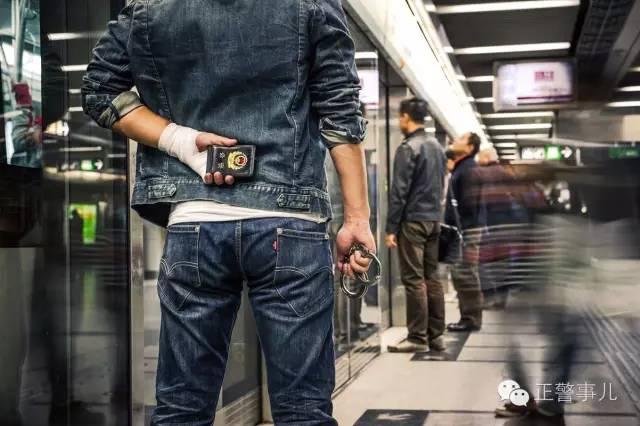 住手，放开那个姑娘