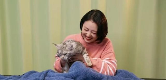 人美心善！港知名女星晒万尺豪宅再添新宠，独居北京不婚不生