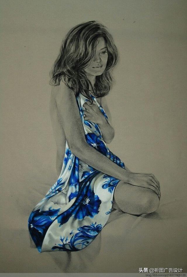 她的木炭粉彩画堪称一绝，性感素描将人体线条展现的性感迷人
