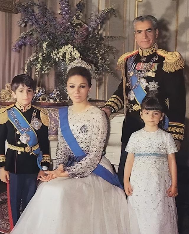 伊朗末代王后：嫁给3婚大19岁国王，母凭子贵坐稳后位